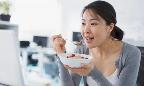 Nên ăn sáng ngay khi thức dậy hay đợi cả tiếng sau? Quen ăn sáng thời điểm này khiến dạ dày "kêu cứu"