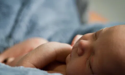 Mẹ giăng võng bất cẩn, bé sơ sinh miền Nam bị máy khâu đổ đè dập cánh tay