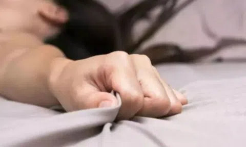 Chồng đi công tác về, vừa “giao ban” nồng nhiệt thì vợ chảy máu ồ ạt, bác sĩ giật mình khi khám