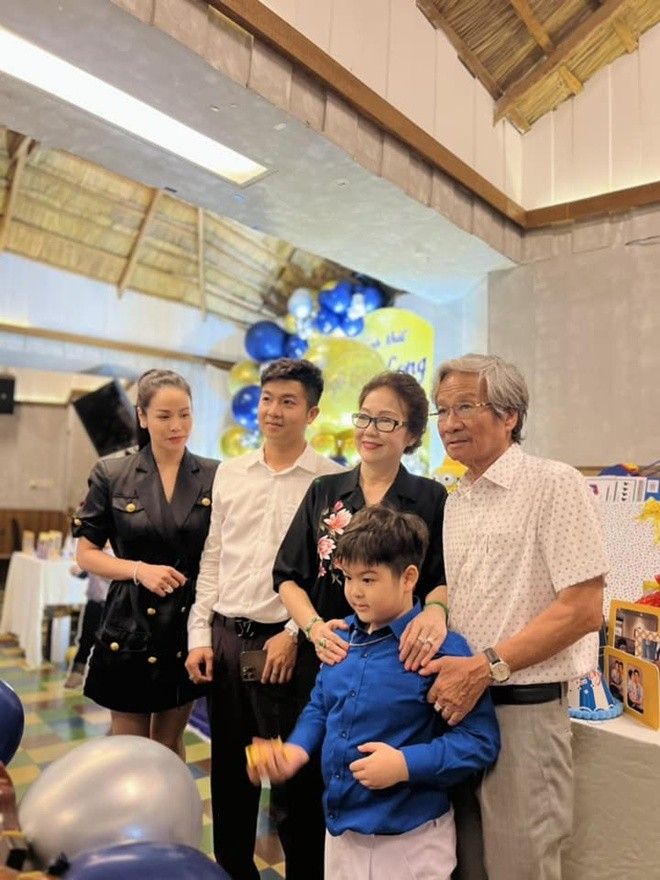 Nhật Kim Anh rạng rỡ hội ngộ gia đình mừng sinh nhật mẹ ruột cực hoành  tráng và dự đám cưới em trai