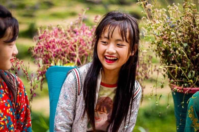 Nhìn vào gương mặt đáng yêu của bé gái dân tộc Hà Giang, chúng ta sẽ thấy được sự trong sáng, trong trẻo và ngây thơ của tuổi thơ. Hãy cùng tới với những hình ảnh đầy màu sắc để cảm nhận được niềm vui và niềm hạnh phúc đơn giản nhưng vô cùng tuyệt vời.