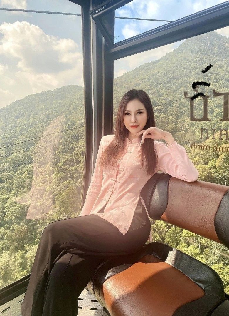 Chẳng Mê Khoe Váy Áo Bạc Tỷ, Con Dâu Siêu Mẫu Của Tỷ Phú Hoàng Kiều Giờ Mặc  Giản Dị Như Gái Quê Miền Tây