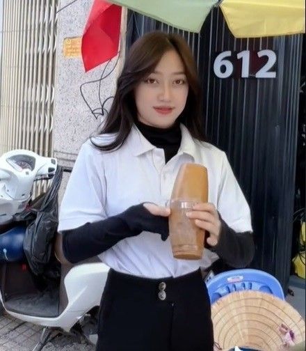 Xuất Hiện Hot Girl Cà Phê Lề Đường, Mặt Đẹp Dáng Chuẩn Da Trắng Như Mây