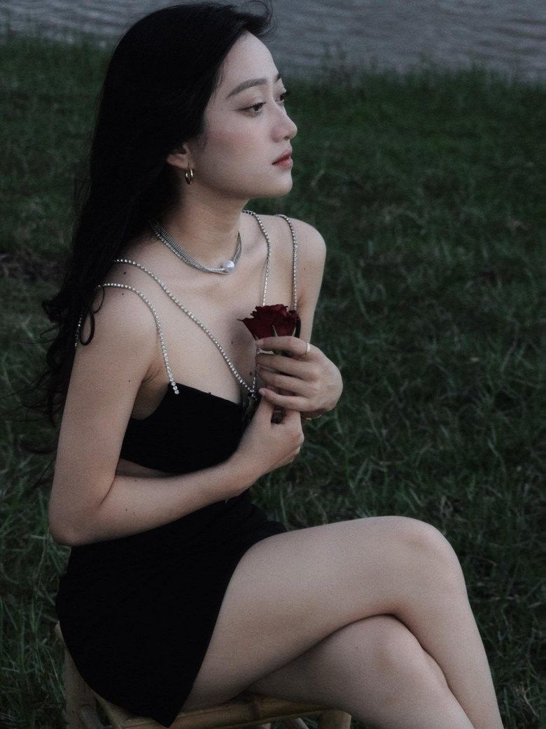 Xuất Hiện Hot Girl Cà Phê Lề Đường, Mặt Đẹp Dáng Chuẩn Da Trắng Như Mây
