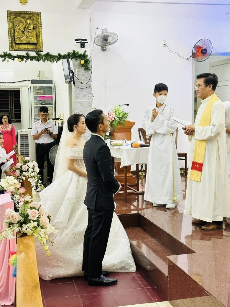 Chồng trẻ kém 10 tuổi xách váy, ân cần chăm sóc Thu Thủy trong lễ cưới
