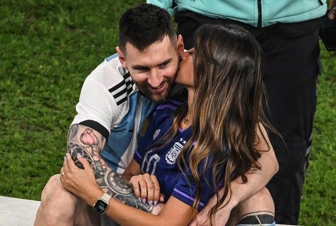 Nếu bạn muốn thấy hình ảnh đặc biệt liên quan đến từ khóa Vợ, Messi, thưởng nóng, chiến thắng, thì đó là khoảnh khắc mà Messi ôm vợ và cùng nhau vui mừng khi anh ấy ghi bàn. Nếu bạn là fan của Messi, đây là một khoảnh khắc đáng xem để cảm nhận tình yêu và sự ủng hộ của cặp đôi này.