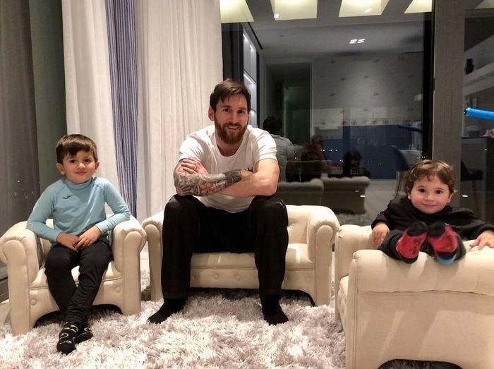 Lý do không chiếc máy bay nào trên thế giới có thể bay qua nóc nhà Messi