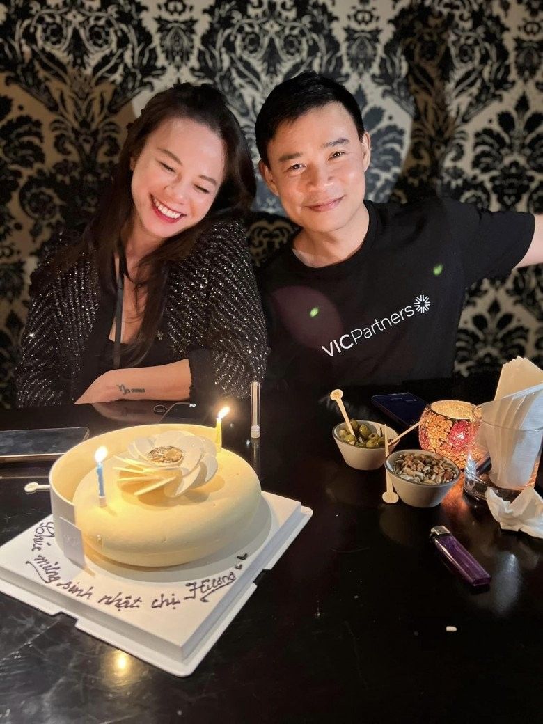 Bà Đào Lan Hương khoe ảnh mừng sinh nhật bên bạn bè, làm hình trái tim chụp  ảnh cùng một người đàn ông 