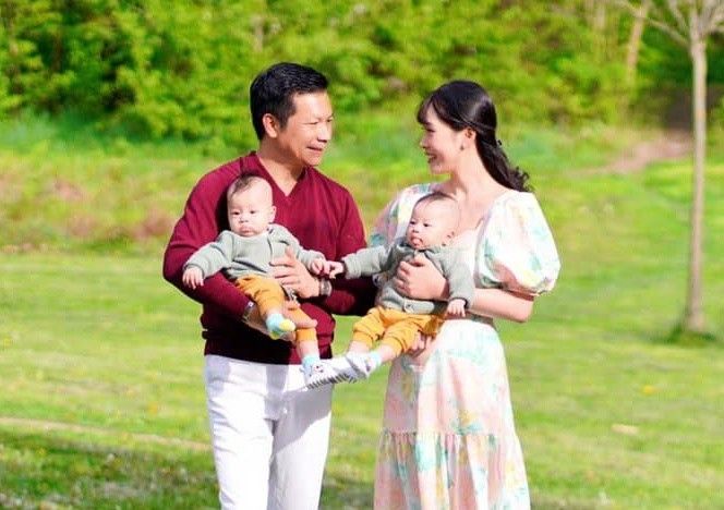 vo-kem-16-tuoi-cua-shark-hung-giu-mot-net-dep-chan-phuong-qua-chuc-nam-khong-mang-phan-son-dep-moc-m-vo-shark-hung-cong-khai-ro-mat-cap-song-sinh-de-lo-1676596914-677-width664height468.jpg vo-kem-16-tuoi-cua-shark-hung-giu-mot-net-dep-chan-phuong-qua-chuc-nam-khong-mang-phan-son-dep-moc-m-vo-shark-hung-cong-khai-ro-mat-cap-song-sinh-de-lo-1676596914-677-width664height468.jpg