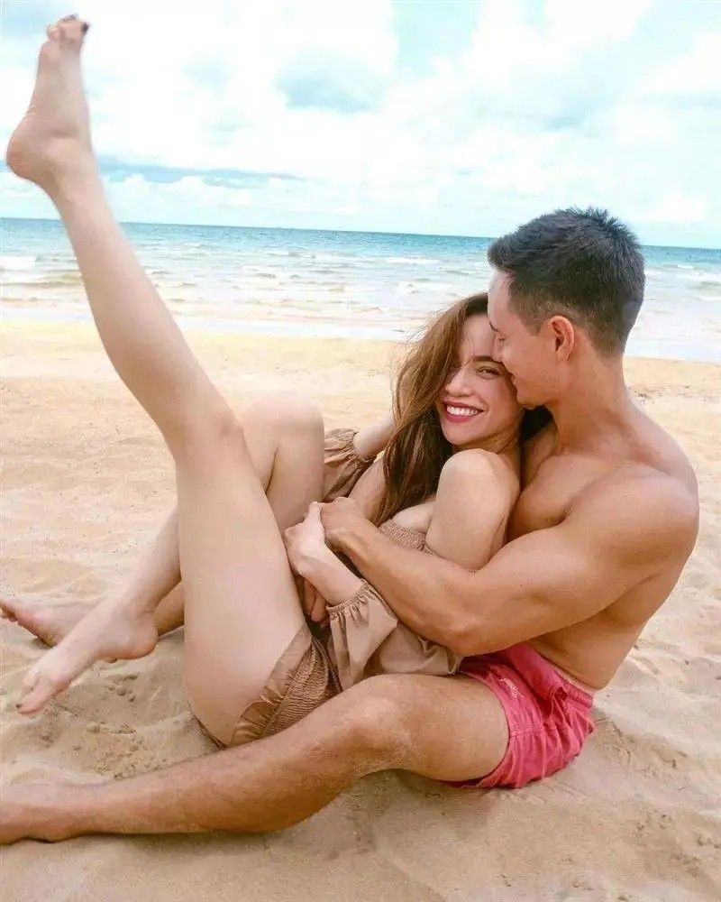 Kim Lý đặt tay lên lưng nữ đồng nghiệp của vợ, phản ứng của Hồ Ngọc Hà khiến dân tình xôn xao - ảnh 5