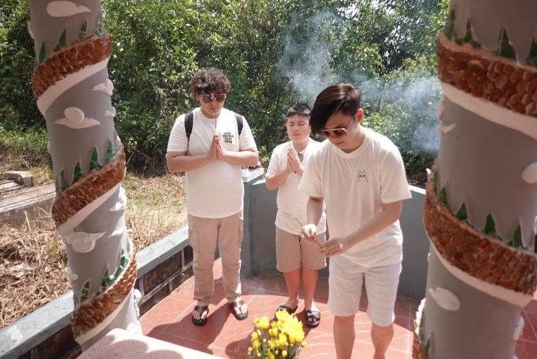 3 con trai Bằng Kiều lần đầu về Việt Nam, phản ứng lạ khi thấy trâu đang ăn cỏ - ảnh 3