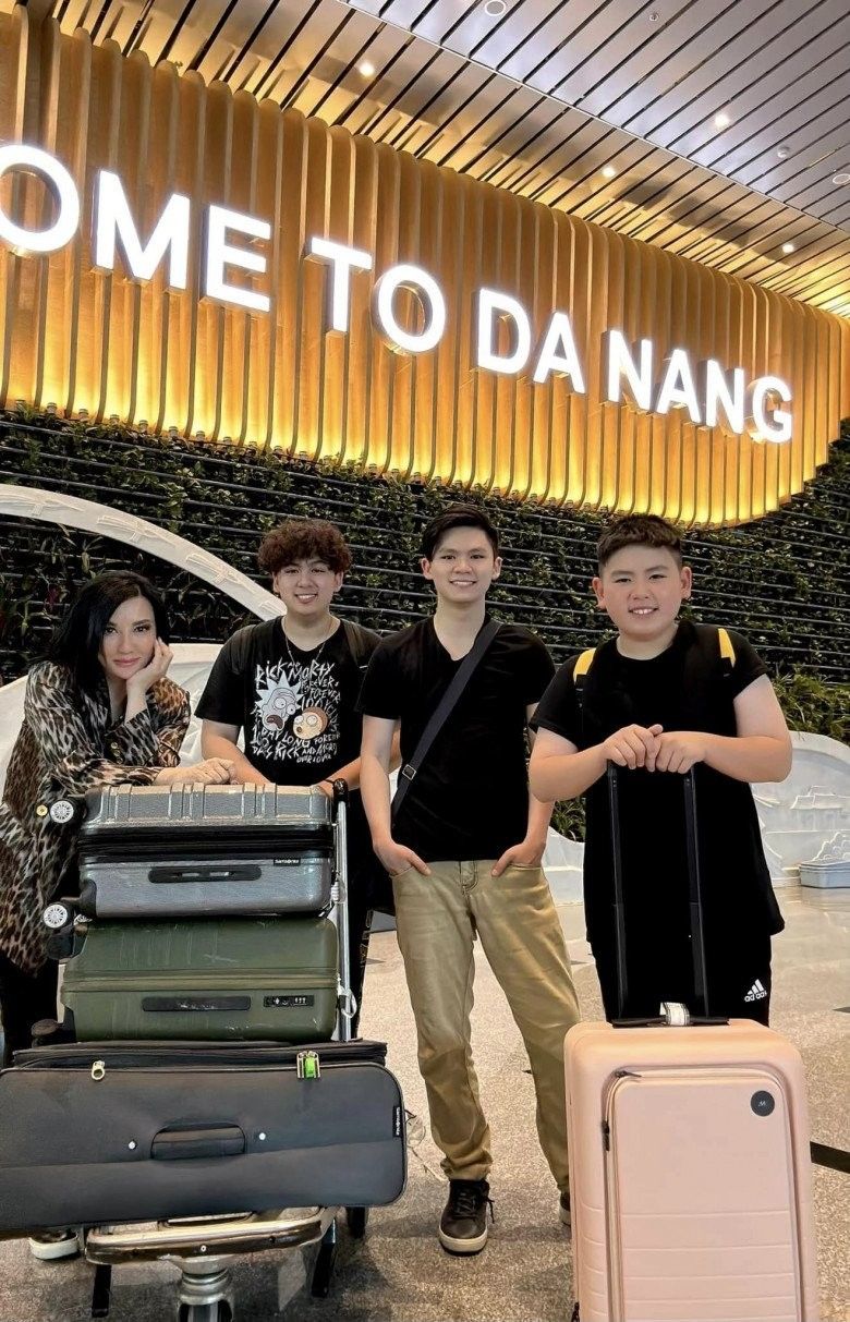 3 con trai Bằng Kiều lần đầu về Việt Nam, phản ứng lạ khi thấy trâu đang ăn cỏ - ảnh 1