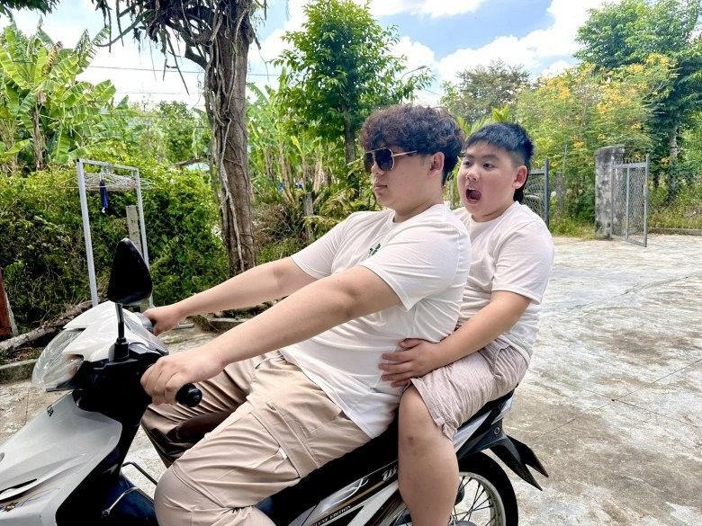 3 con trai Bằng Kiều lần đầu về Việt Nam, phản ứng lạ khi thấy trâu đang ăn cỏ - ảnh 4