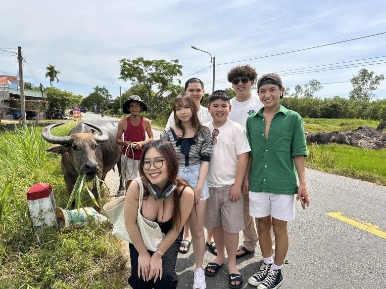 3 con trai Bằng Kiều lần đầu về Việt Nam, phản ứng lạ khi thấy trâu đang ăn cỏ - ảnh 5