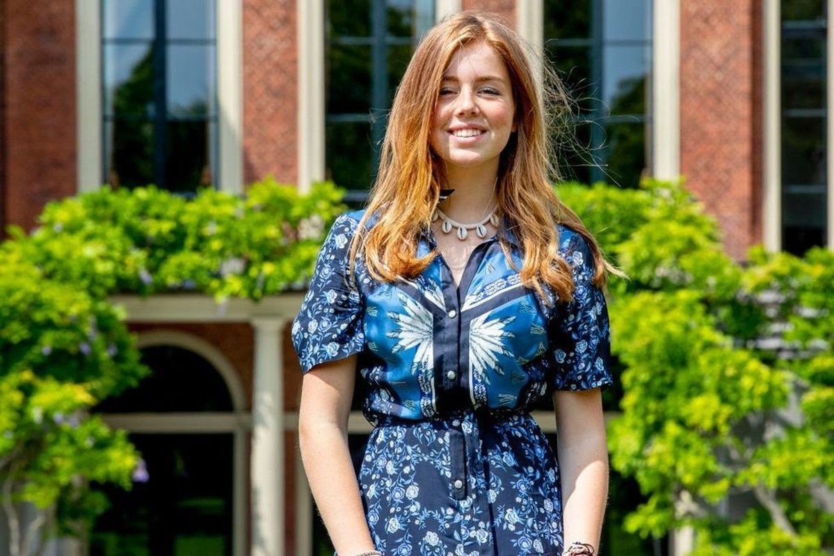 C&ocirc;ng ch&uacute;a ho&agrave;ng gia đẹp nhất nh&igrave; ch&acirc;u &Acirc;u tuổi 18 mặc to&agrave;n đồ k&iacute;n đ&aacute;o, vẫn  đẹp quyến rũ