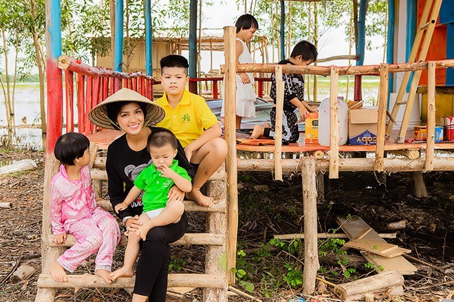 Bán biệt thự 100 tỷ trên phố về quê sống, cảnh bỉm sữa của Hoa hậu đông con nhất Việt Nam không như mơ