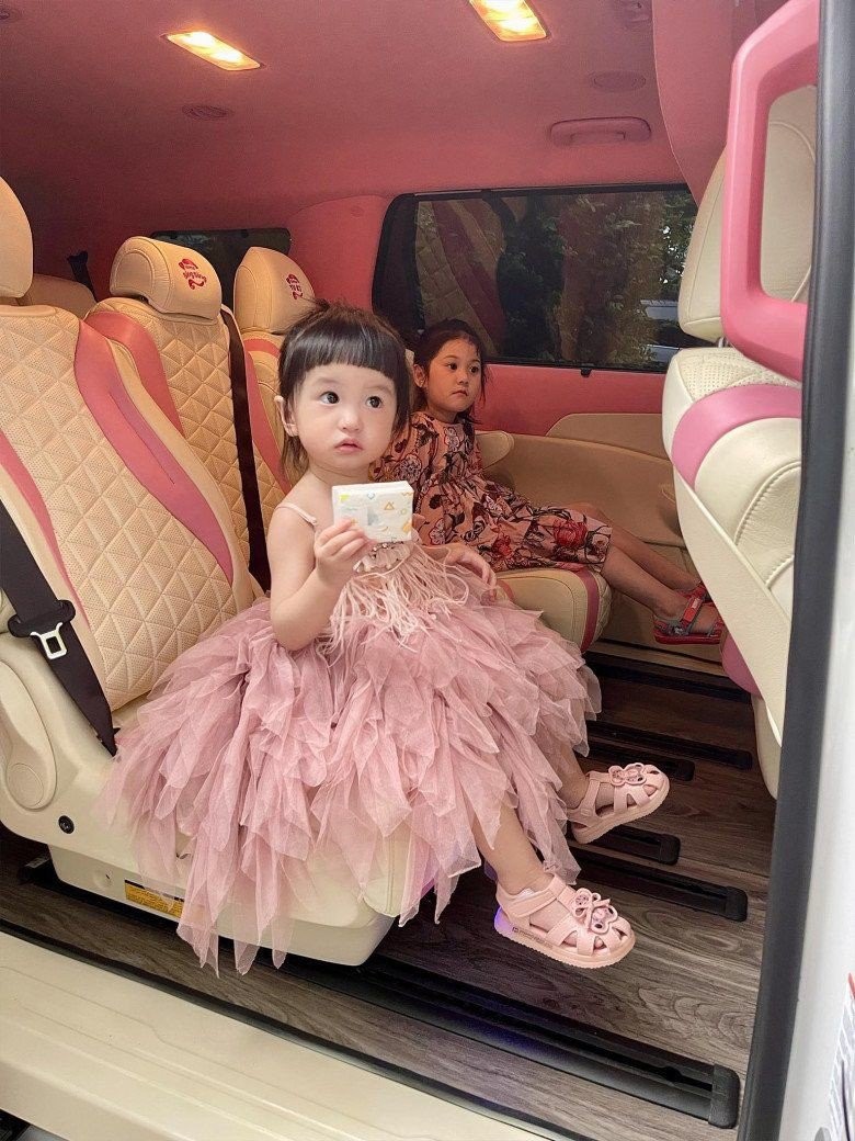 Con gái Đoàn Di Băng 3 tuổi đi mẫu giáo xách túi Dior 50 triệu, nhìn thứ bên trong còn bất ngờ hơn