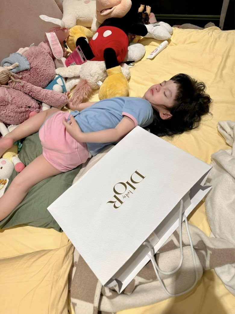 Con gái Đoàn Di Băng 3 tuổi đi mẫu giáo xách túi Dior 50 triệu, nhìn thứ bên trong còn bất ngờ hơn