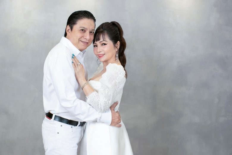 Bố chồng "đại gia bất động sản" của Khánh Thi hiếm hoi lộ diện, Phan Hiển nói ông vất vả không giống như lời đồn