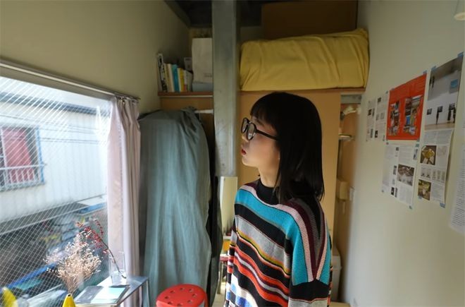 Cô gái 9X sống trong căn phòng rộng vỏn vẹn 2m2, giường ngủ dài 65cm, không có bếp và nhà vệ sinh