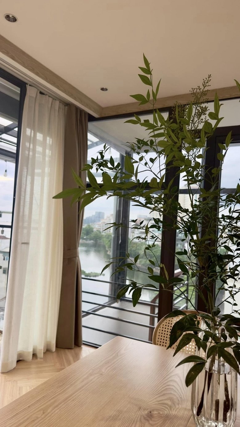 Bạch Lan Phương khoe không gian thơ mộng trên tầng 9 biệt thự, được Huỳnh Anh chăm sóc từng lá cây ngọn cỏ
