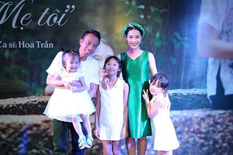 Ca sĩ Việt Hoàn ly hôn vợ trẻ kém 18 tuổi sau khi có 3 con chung, sống một mình tại nhà vườn 12.000 m2