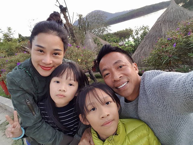 Ca sĩ Việt Hoàn ly hôn vợ trẻ kém 18 tuổi sau khi có 3 con chung, sống một mình tại nhà vườn 12.000 m2
