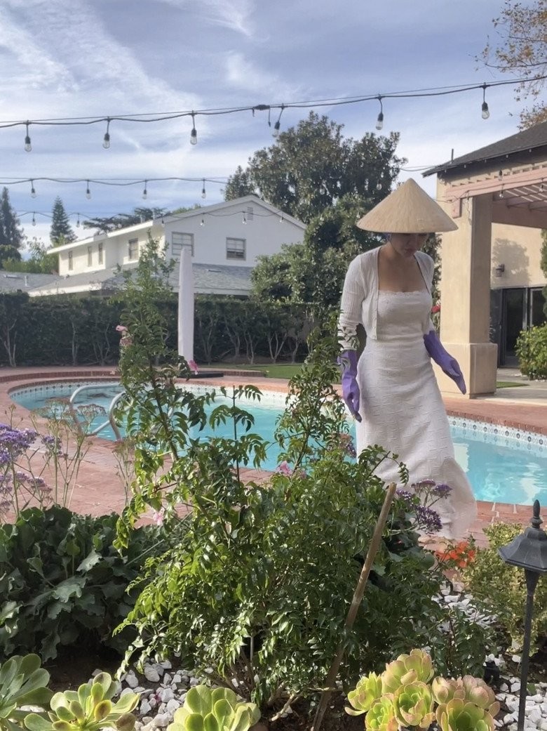 "Hoa hậu ăn chơi" sống với chồng thứ 2 trong biệt thự có bể bơi, sân vườn ngập tràn hoa lá