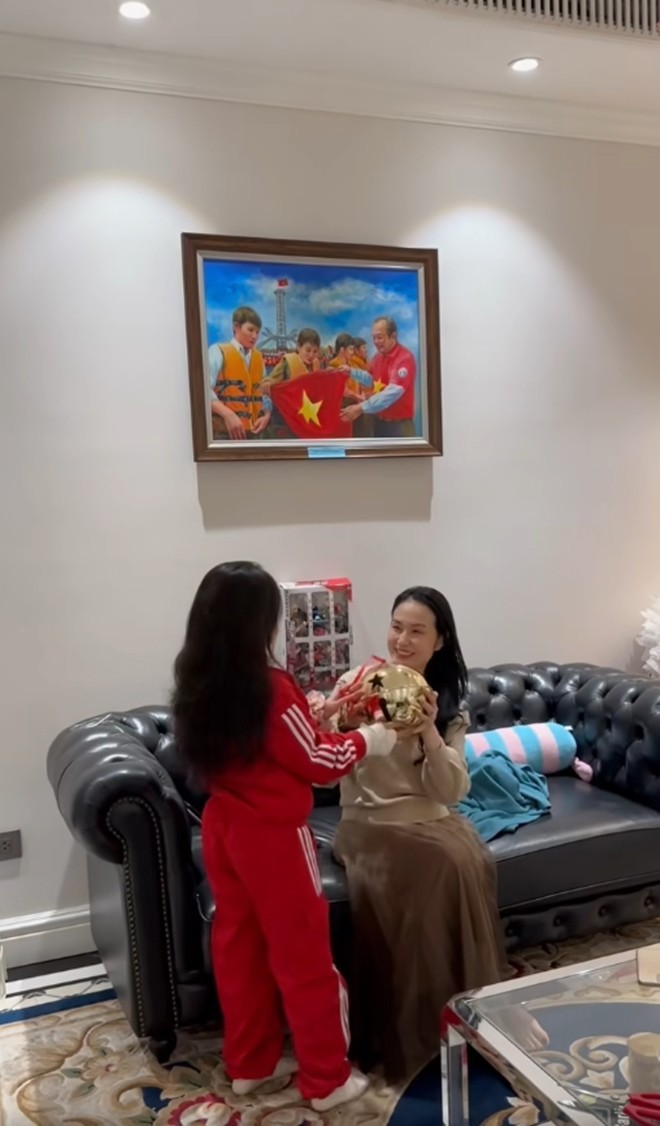 Biệt thự bạc tỷ của Tuấn Hưng phủ "màu sắc" mới, cảnh Su Hào được bố dạy dọn dẹp nhà cửa gây chú ý
