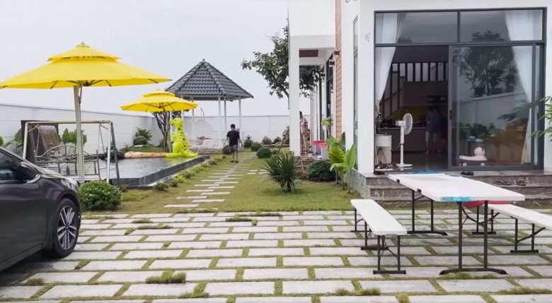 Lê Giang đưa gia đình về biệt thự nhà vườn gần 10 tỷ đồng, khoe đồ chơi mới cho bể bơi