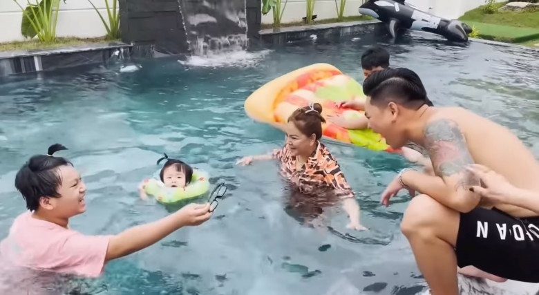Lê Giang đưa gia đình về biệt thự nhà vườn gần 10 tỷ đồng, khoe đồ chơi mới cho bể bơi