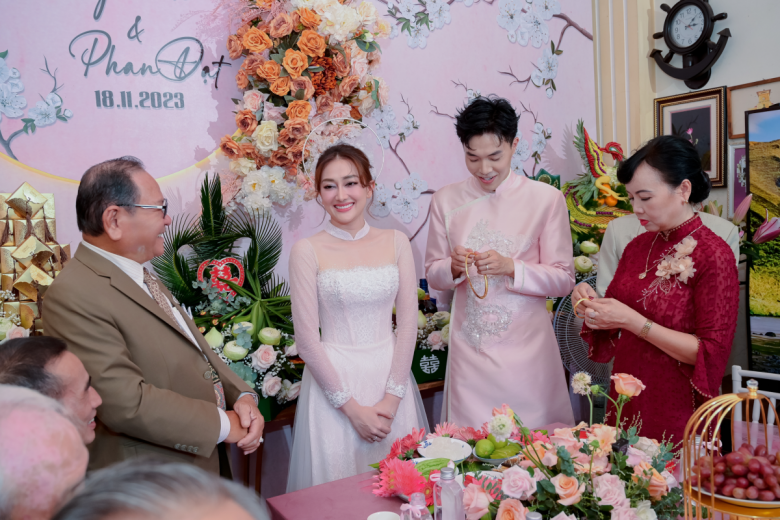 Nhà đẹp đón 2024 của mỹ nhân Việt cưới năm ngoái: Người được bố mẹ chồng tặng nhà, người ở biệt thự với con trai tỷ phú