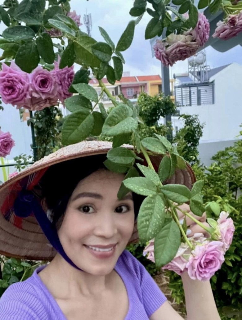 Vợ giàu của Quyền Linh khoe làm "nông dân", trồng cả vườn hoa rực rỡ rợp trời khiến người người hỏi xin bí kíp