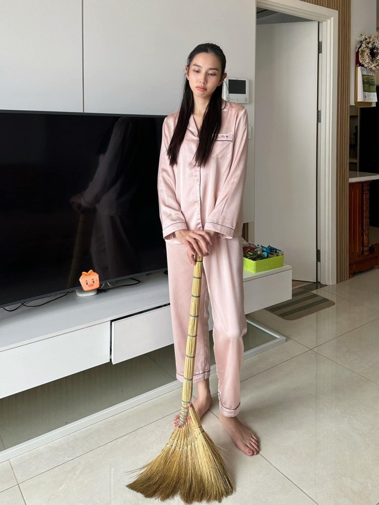 Hoa hậu Thùy Tiên đăng cảnh "tả tơi" dọn nhà, hé lộ cơ ngơi đang sống bình dị bất ngờ