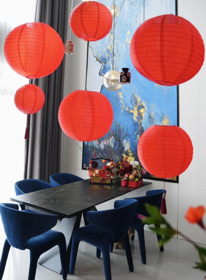 Penthouse tiền tỷ của Hoa hậu Ngọc Diễm đẹp mê ngày giáp Tết, bà mẹ đơn thân còn tự tay cắm hoa xinh