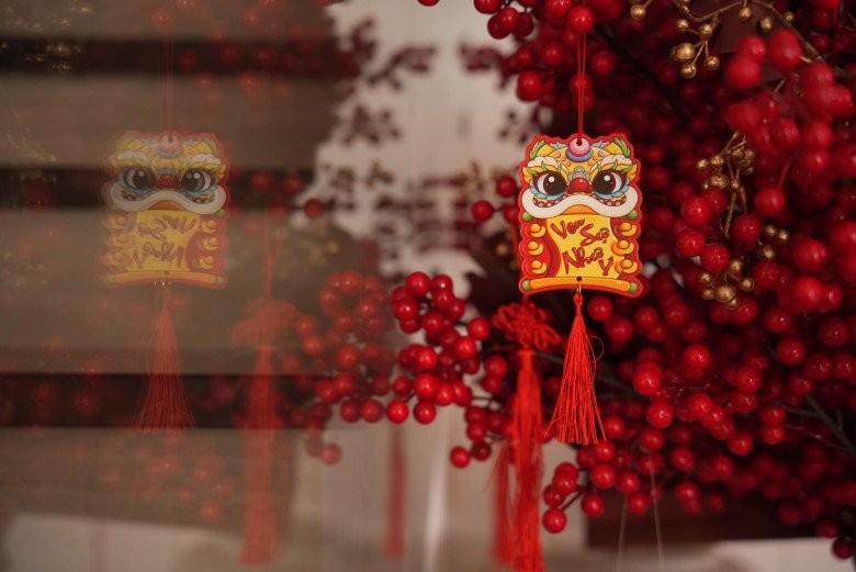 Penthouse tiền tỷ của Hoa hậu Ngọc Diễm đẹp mê ngày giáp Tết, bà mẹ đơn thân còn tự tay cắm hoa xinh