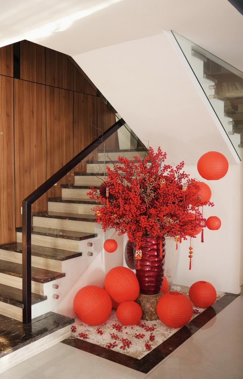 Penthouse tiền tỷ của Hoa hậu Ngọc Diễm đẹp mê ngày giáp Tết, bà mẹ đơn thân còn tự tay cắm hoa xinh