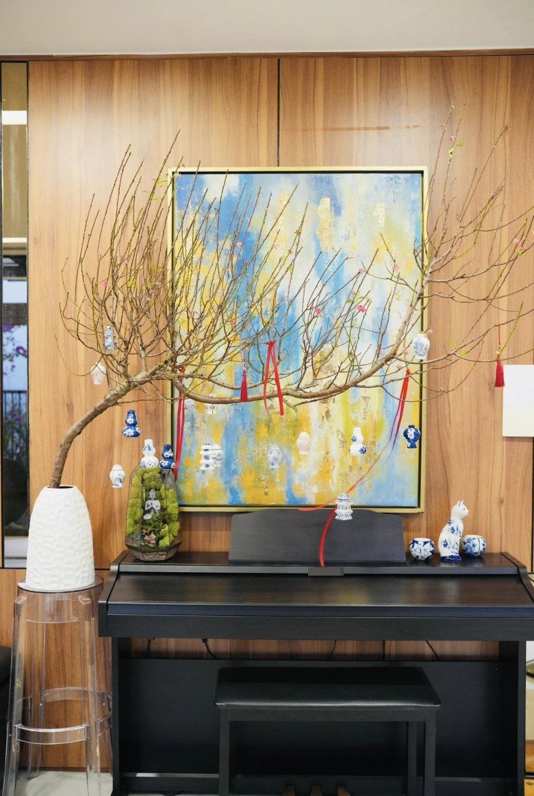 Penthouse tiền tỷ của Hoa hậu Ngọc Diễm đẹp mê ngày giáp Tết, bà mẹ đơn thân còn tự tay cắm hoa xinh