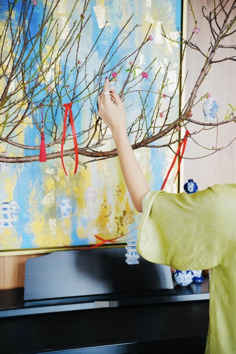 Penthouse tiền tỷ của Hoa hậu Ngọc Diễm đẹp mê ngày giáp Tết, bà mẹ đơn thân còn tự tay cắm hoa xinh