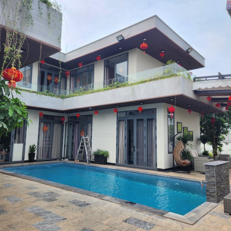 Sao Việt đón Tết ở nhà mới: Villa 1.200m2 của ca sĩ 5 con đẹp rực rỡ, Mạnh Trường làm tiệc lung linh ngoài trời