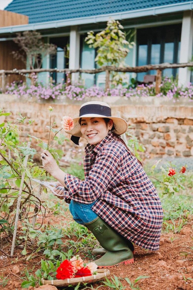 Nữ ca sĩ 8X nay thành nông dân, sống trong cơ ngơi xinh đẹp trên mảnh đất 2.000m2 ở thành phố ngàn hoa