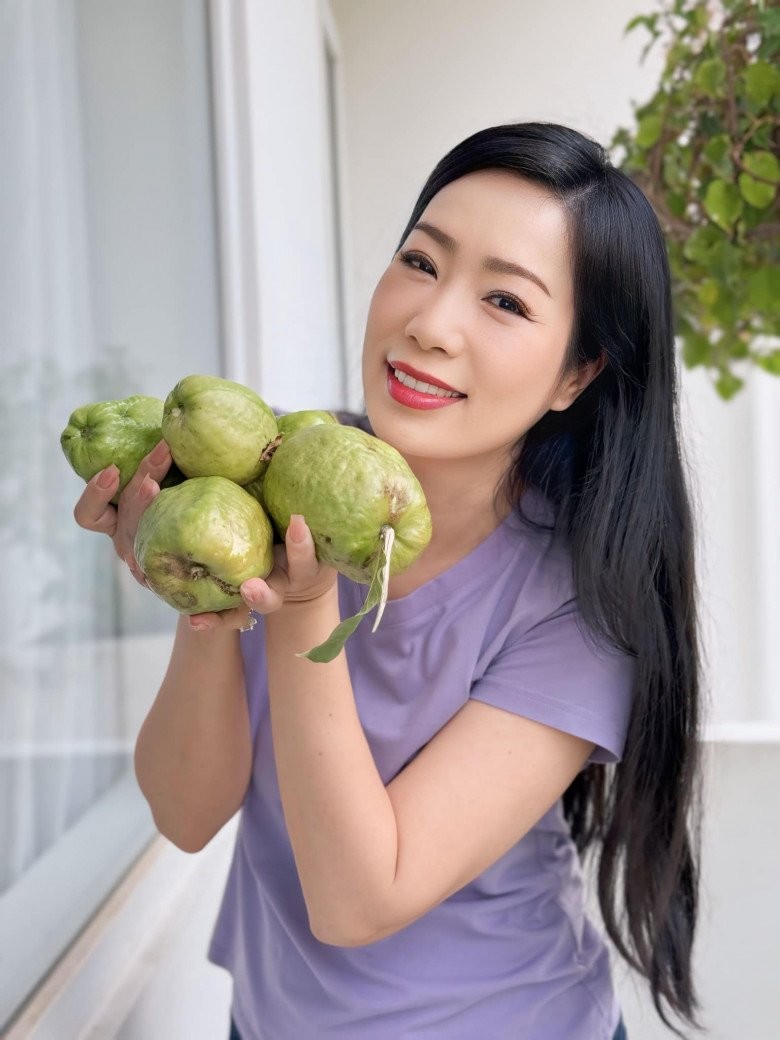 Trịnh Kim Chi hé lộ toàn cảnh ngôi nhà đang sống cùng chồng đại gia, khu vườn nhiều trái cây to bự