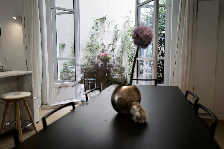 Diva Hồng Nhung cắt hoa vào cắm trong penthouse khu nhà giàu, dân mạng bình luận "Nhìn điêu quá"