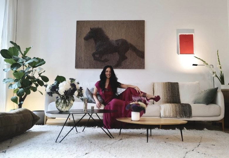 Diva Hồng Nhung cắt hoa vào cắm trong penthouse khu nhà giàu, dân mạng bình luận "Nhìn điêu quá"