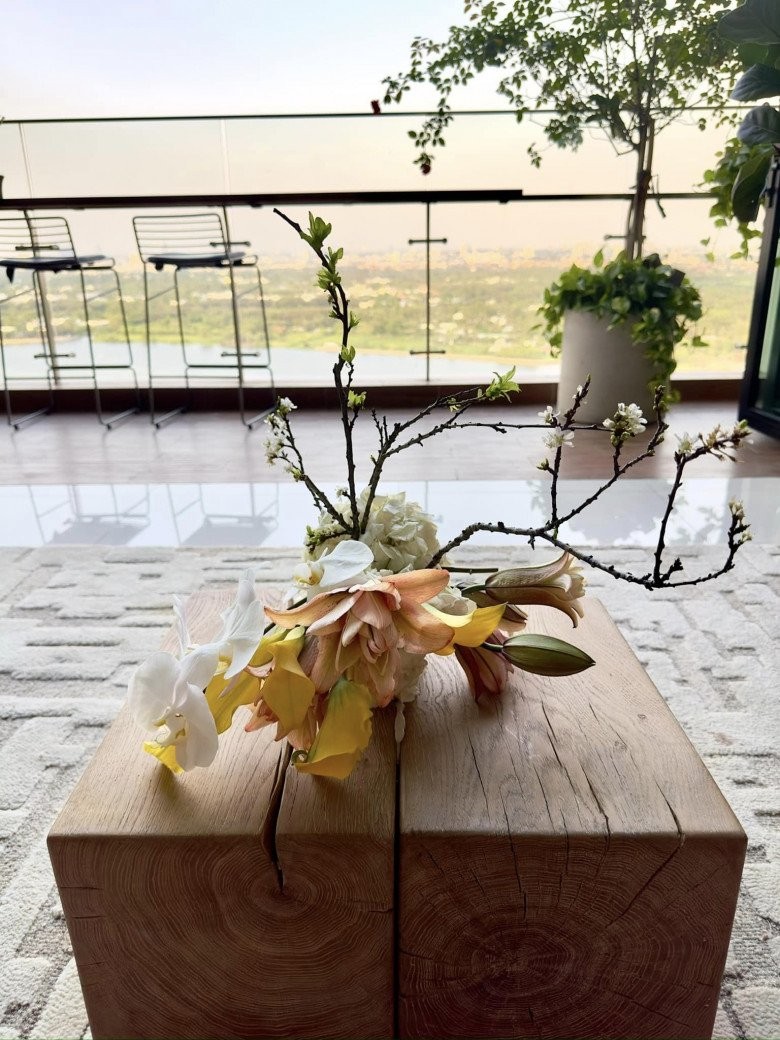 Diva Hồng Nhung cắt hoa vào cắm trong penthouse khu nhà giàu, dân mạng bình luận "Nhìn điêu quá"