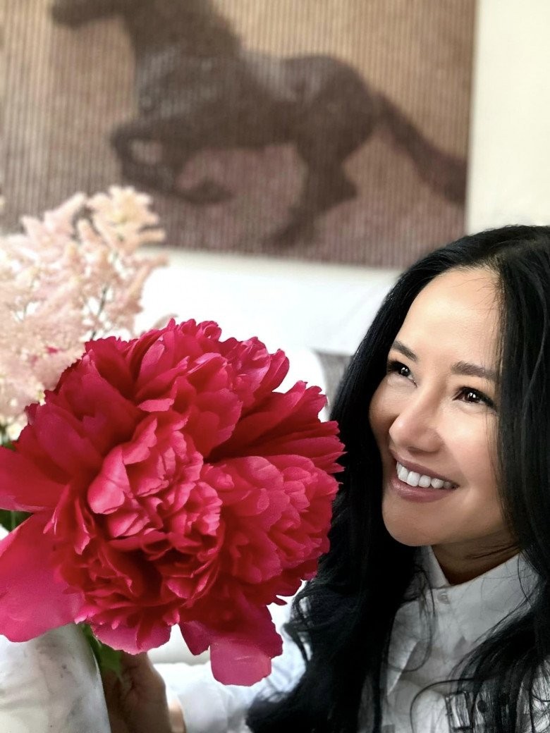 Diva Hồng Nhung cắt hoa vào cắm trong penthouse khu nhà giàu, dân mạng bình luận "Nhìn điêu quá"