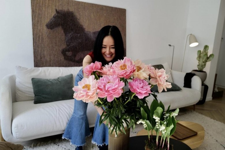 Diva Hồng Nhung cắt hoa vào cắm trong penthouse khu nhà giàu, dân mạng bình luận "Nhìn điêu quá"