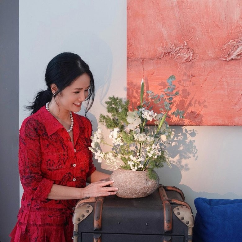 Diva Hồng Nhung cắt hoa vào cắm trong penthouse khu nhà giàu, dân mạng bình luận "Nhìn điêu quá"