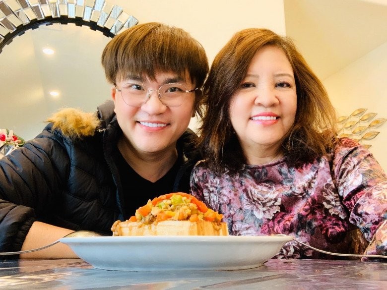 "MC giàu nhất Việt Nam" tặng mẹ nhà đẹp mê ly ở Mỹ, còn hứa sẽ tặng thêm