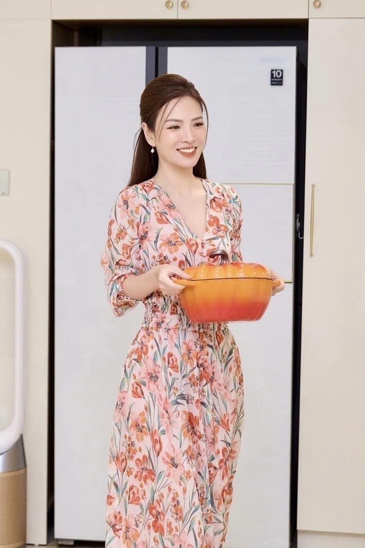 Vợ đạo diễn "Người phán xử" khoe căn bếp ngăn nắp và sạch thơm, Quỳnh Nga thấy mê cả người lẫn tủ